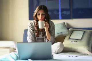 Mulher otimizando seu laptop