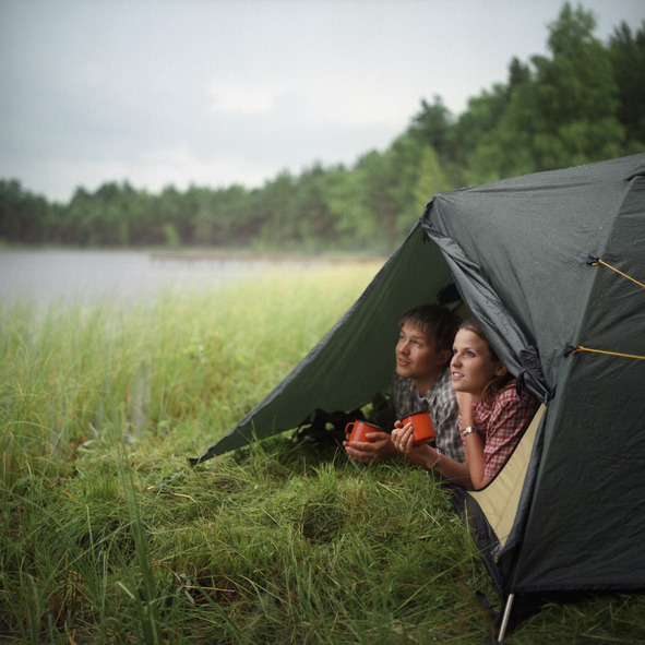 Pareja en una carpa.