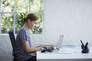 Mujer trabajando con su notebook