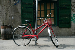Bicicleta estacionada sobre poste