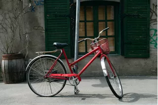 Bicicleta estacionada sobre poste