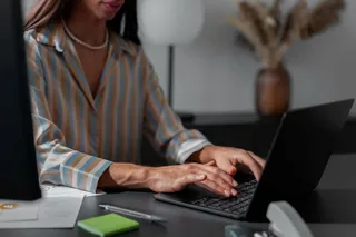 Mulher trabalhando em notebook