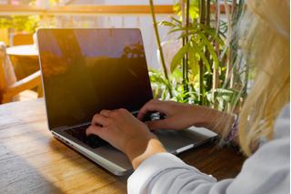 Mujer con computador