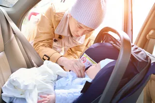 Consejos esenciales para la correcta instalación del portabebés en el auto.