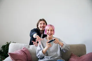 Personas jugando videojuegos