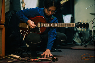 Guitarrista modificando o som