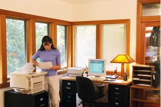 mujer usando impresora