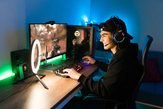 Homem realiza transmissão de partida de um jogo em um setup gamer