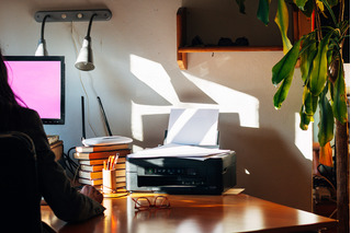 mujer usando impresora