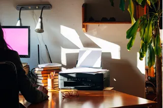 mujer usando impresora