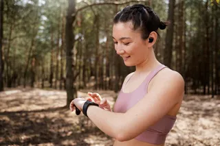 Mulher correndo com fone de ouvido