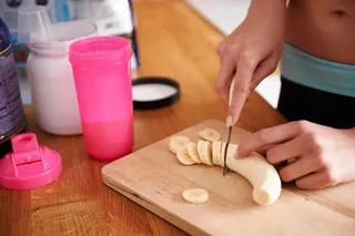 mulher preparando a sua vitamina de banana com creatina