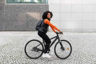 Mulher andando de bicicleta