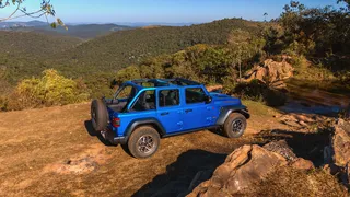 O Wrangler oferece 27 cm de vão livre e capacidade de transpor trechos alagados