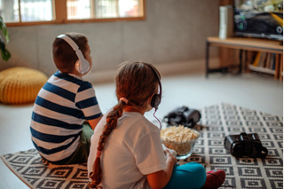 Niños jugando videojuegos