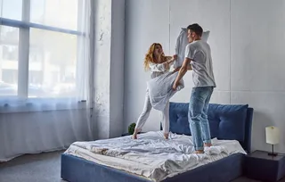 Personas saltando en la cama