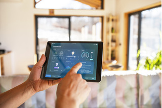 Hombre usando una tablet desde su hogar