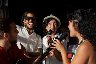 quatro pessoas alegres em karaoke