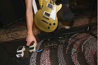 Guitarrista programando o pedal