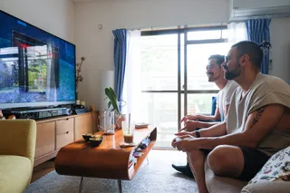 Amigos jogando videogames.