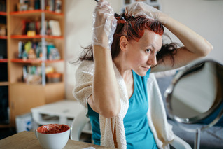 Mulher pintando seu cabelo