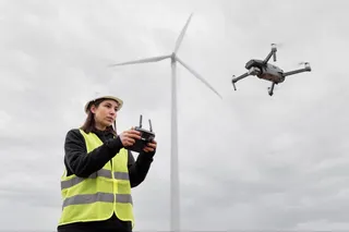 Mulher engenheira operando drone 