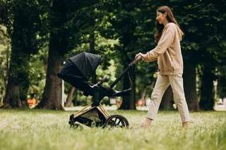 mulher passeando com carrinho de bebê