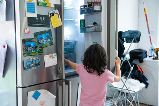 menina abrindo geladeira inverter