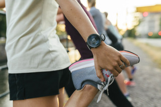 Una persona se prepara para antes de correr con su smartwatch en la muñeca