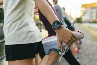 Una persona se prepara para antes de correr con su smartwatch en la muñeca