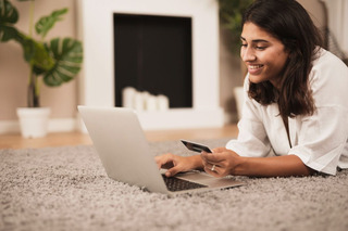 Mulher fazendo compras online