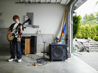menino tocando guitarra