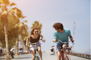 Pareja en bicicleta