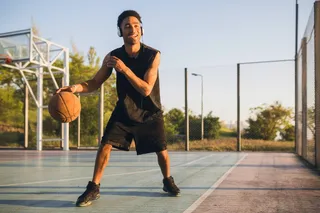 hombre jugando baloncesto en cancha