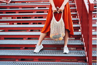 Mujer en vestido naranja y zapatillas