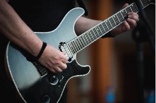 Homem curtindo música com sua guitarra.