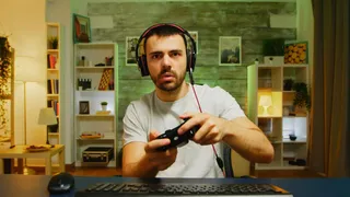 Homem jogando no computador