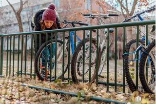 Mujer encadena bicicleta