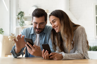 Pareja joven compara ambos celulares