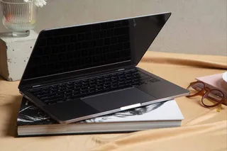 Notebook semi aberto na mesa
