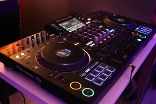 Controlador DJ Pioneer sobre una mesa blanca