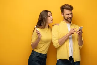 Una pareja compara sus celulares