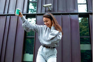 Mujer bailando al escuchar música