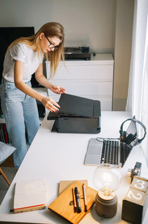 mujer usando impresora multifunción