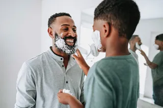 homem cuidando da barba com o filho