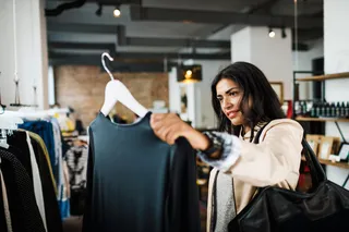 Tipos de camisetas esenciales en el armario (femeninas)