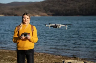 Mulher usando drone ao ar livre
