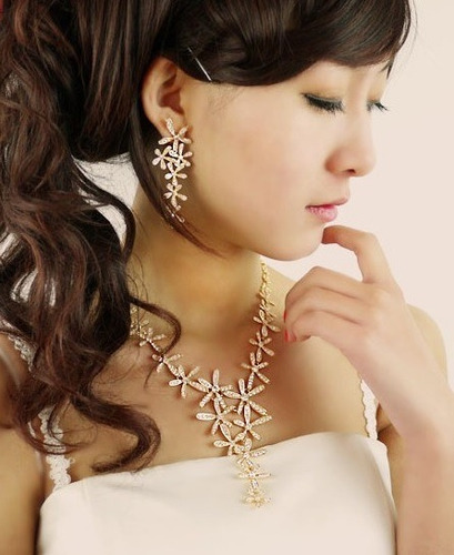 Imagen 1 de 2 de Collar Dorado Flores Con Cristales Fiesta Importado Nuevo