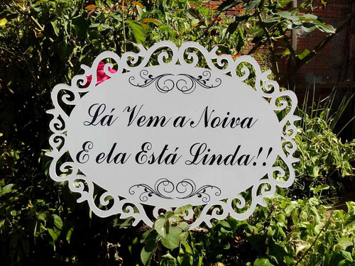 Imagem 1 de 4 de Placa Lá Vem A Noiva Moldurada Personalizada Frente Verso