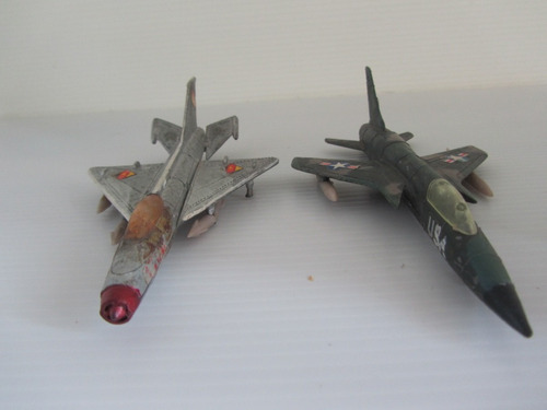 2 Antiguos Aviones De Combate Mig 21 Y F-105 Thunderchief